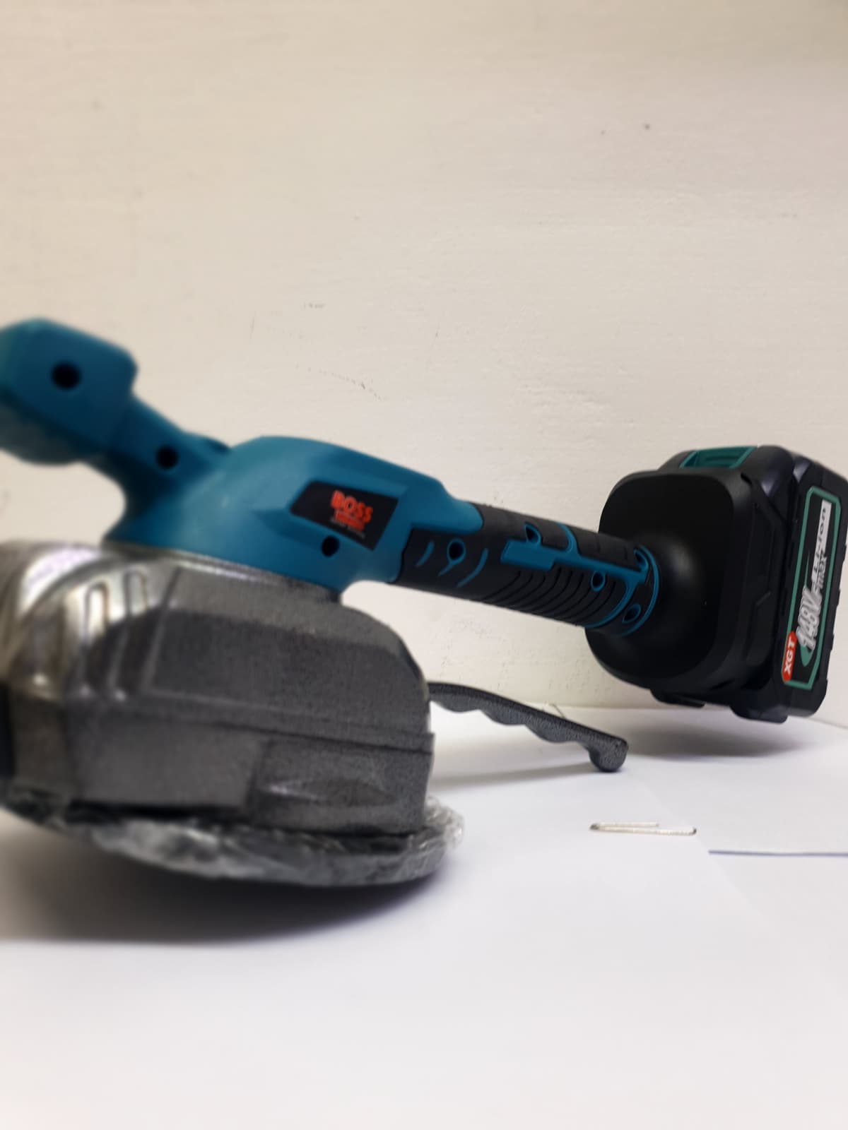 BOSS Cordless Tile Laying Vibrator Machine with Two 148VF Li-ion Batteries, 5-Speed Vibration Adjustment, and Powerful Suction Cup