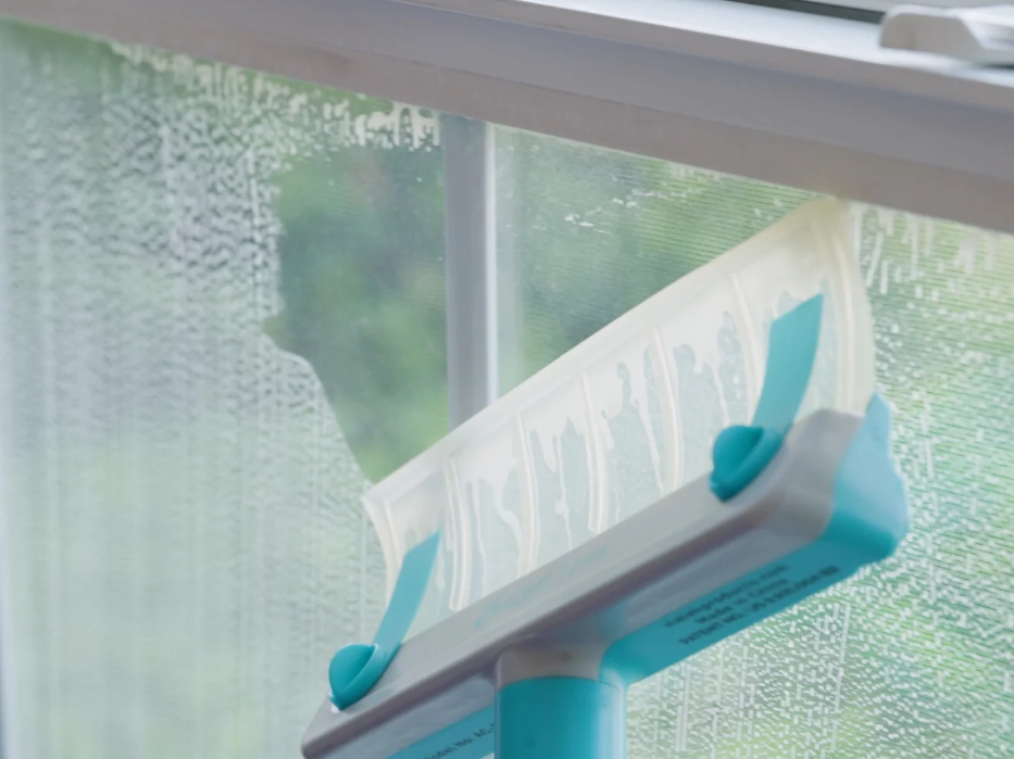 5 Piece Professional Window Cleaning Kit with Scrubber, High Quality Material and Multiple Brush Hea